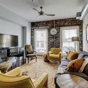 Old Towne Loft On Broughton -steps To Market Apartment